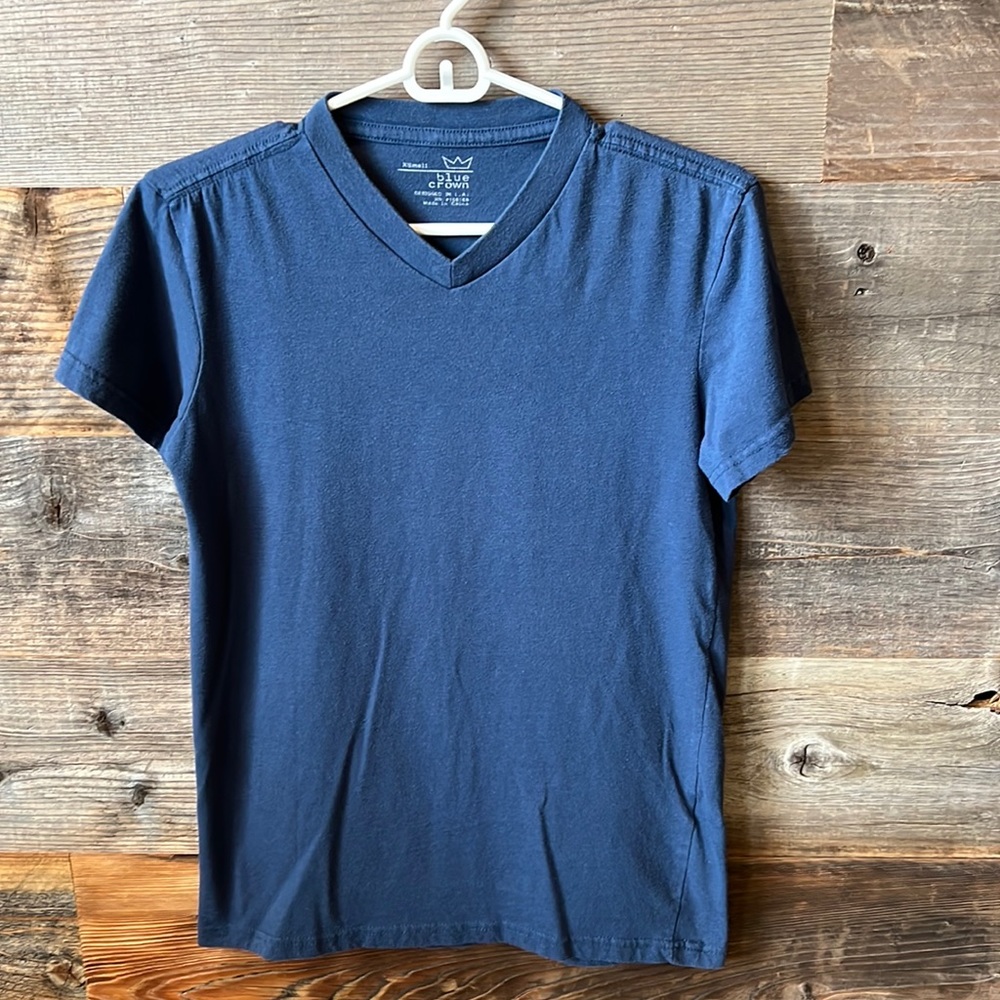 Blue crown Mens XS T-shirt in navy.  V- neck